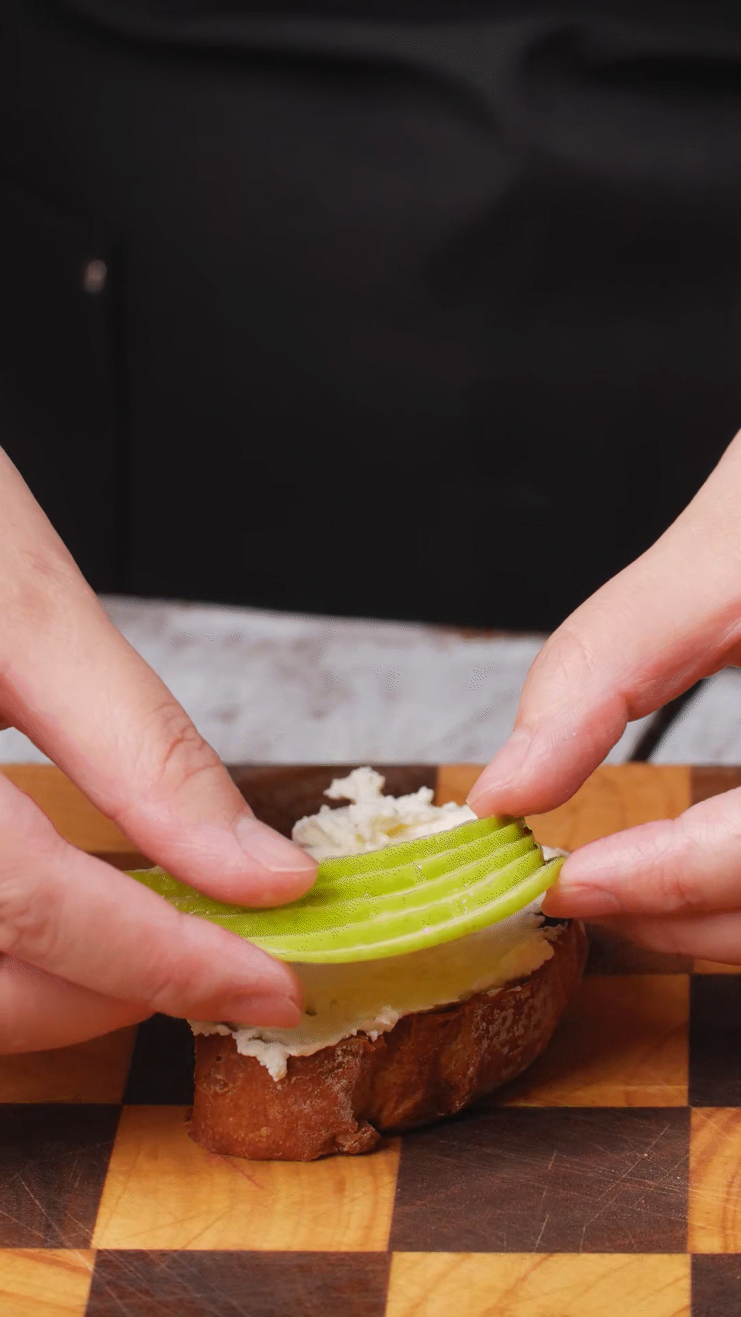 歐包抹上奶酪依次放上：蘋果、梨、藍(lán)莓
