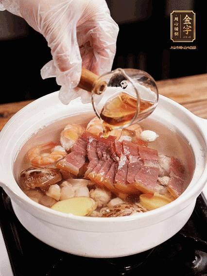 7種食材+帶皮冬瓜塊用砂鍋/電飯煲煮湯功能煮熟，少許鹽、花雕調(diào)味