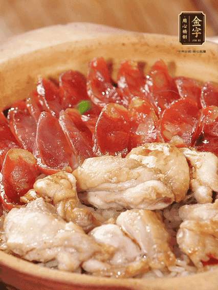 蓋蓋小火燜，沿鍋邊淋一圈油，轉(zhuǎn)動砂鍋燜4分鐘