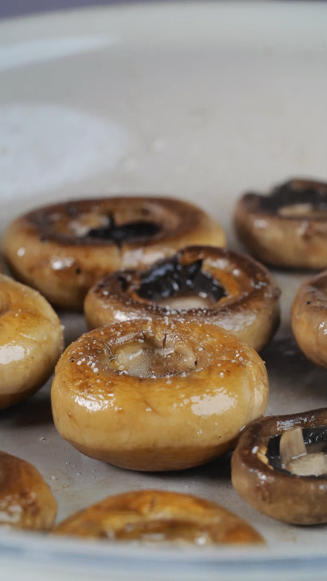 鍋內(nèi)放橄欖油，將口蘑煎至兩面微微焦黃，用黑胡椒海鹽調(diào)味