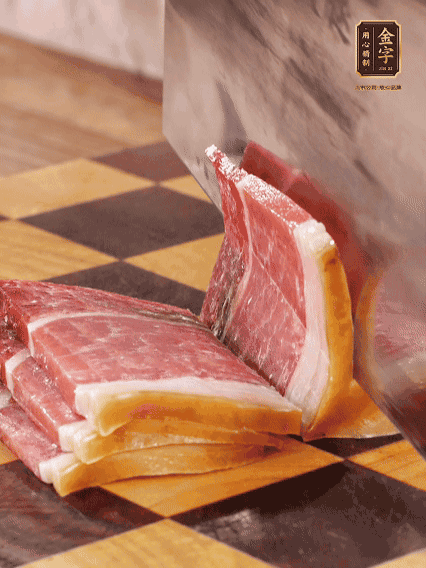 金字火腿切片，溫水浸泡5分鐘；肉皮泡發(fā)，切成小塊。