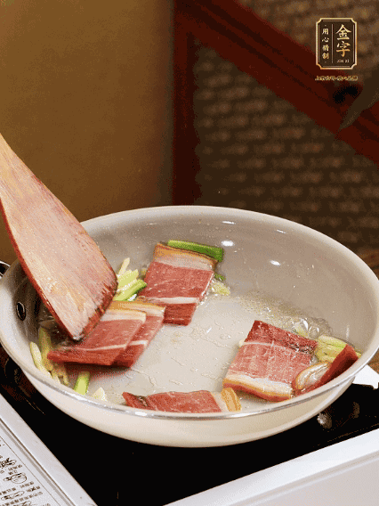 熱油下鍋，火腿、蔥姜蒜煸出香味備用