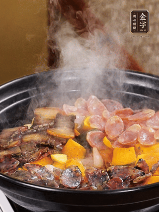 關(guān)火鋪上土香腸、梅干菜香腸、醬肉，加生抽、清水、黑胡椒粉調(diào)成的料汁，中火焗5分鐘
