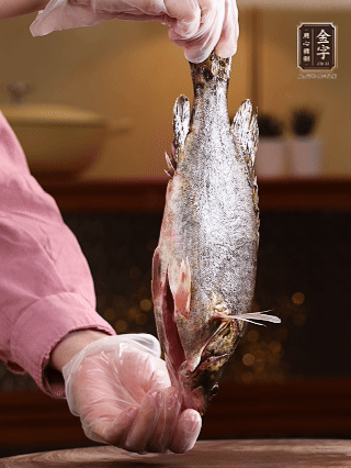 鱖魚殺好洗凈，去頭去尾留用，貼著魚背去掉主刺，再切成大小均勻的魚塊