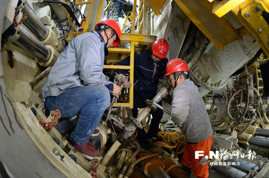決戰(zhàn)地鐵建設“攻堅年” 5000多名建設者奮戰(zhàn)一線 決戰(zhàn)地鐵建設“攻堅年” 5000多名建設者奮戰(zhàn)一線