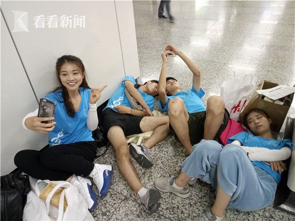 又累又熱 癱倒在地.jpg