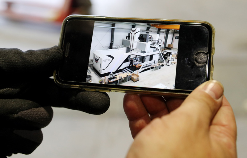 德國工程師馬丁·霍爾茨海德在安裝現(xiàn)場用手機展示“金牛座”龍門銑床安裝完成后的效果圖 德國工程師馬丁·霍爾茨海德在安裝現(xiàn)場用手機展示“金牛座”龍門銑床安裝完成后的效果圖